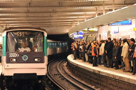Métro Ligne 1 De Paris Une Rame Ne Marque Plus Les Arrêts Les