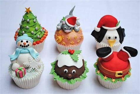 We adore these gorgeous christmas present cupcakes, they are so colorful and are guaranteed to bring a smile to. Creative decorations for Christmas meals. | moco-choco