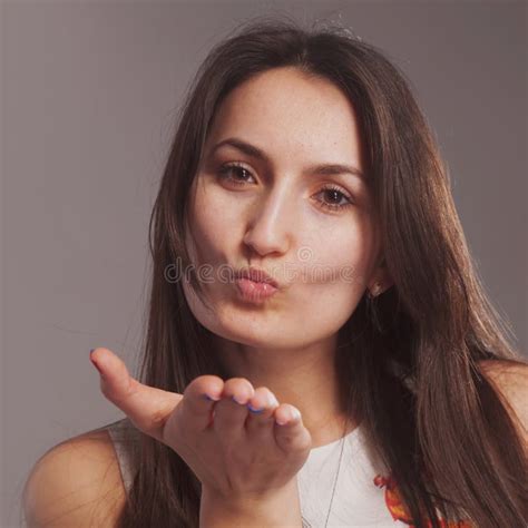 Retrato De La Mujer Hermosa Joven Que Envía Beso Del Aire Como Símbolo