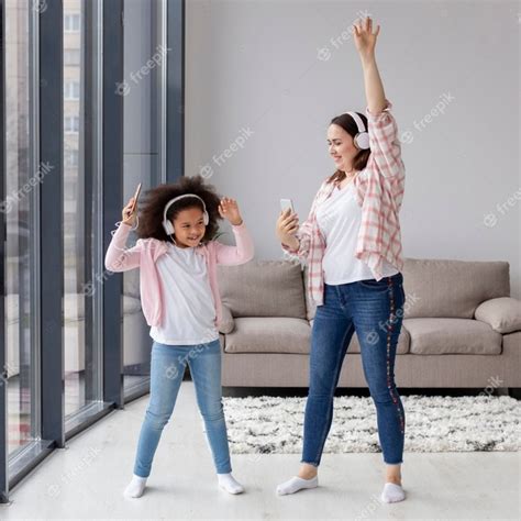 Madre E Hija Bailando Música En Casa Foto Gratis