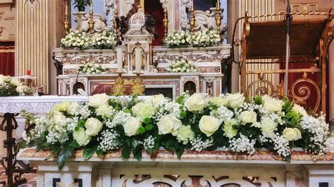 Quasi tutte le parti di una chiesa possono essere adornate con composizioni floreali Addobbo floreale per matrimonio - Chiesa Santa Teresa a ...