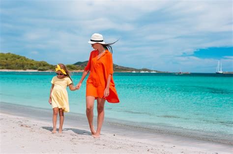 Hermosa Madre E Hija En La Playa Caminando Foto Premium