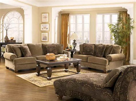 This traditional living room showcases the wooden floors and classic cabinets and drawers. 33 Traditional Living Room Design - The WoW Style