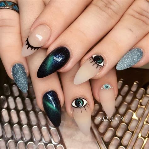 Maybe you would like to learn more about one of these? Uñas de color beige y color verde con diseño de ojos ...