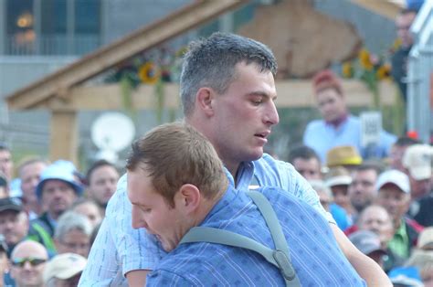 Samuel giger gewinnt gegen mario schneider mit einem fussstich. SAMUEL GIGER GEWINNT 19. SCHWÄGALP SCHWINGET - regioSPORT.ch