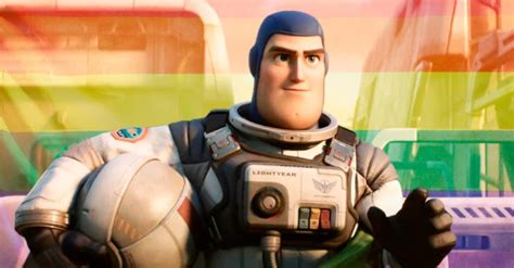 lightyear es la primera película de pixar en tener un beso gay