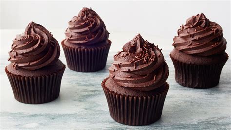 They are perfectly moist and insanely chocolaty, topped with a supreme fudge chocolate frosting. Easy Chocolate Cupcakes