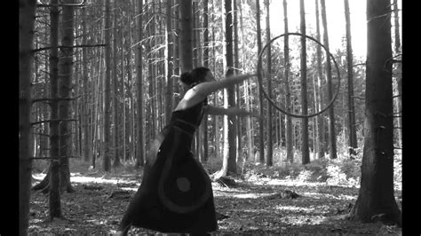 Hoop Dancer Outdoors In Nature Flow Arts Hoop Dancing Youtube