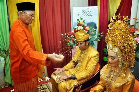 Batak menikah dengan jawa, melayu, atau minang, prosesi pernikahan menggunakan adat jawa, melayu atau minang, tetapi jika sesama batak (mandailing) umumnya menggunakan adat. Tepung Tawar Melayu Sambas - BULETIN BORNEO