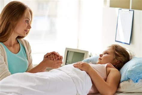 madre con su hija en el hospital foto gratis