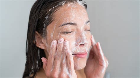 Should You Wash Your Face In The Morning If You Clean It In The Evening