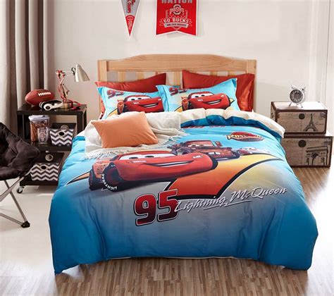 The story begins when he gets lost in a town, called radiator springs, on his way to california. Lightning McQueen Cars Bedding Set | EBeddingSets