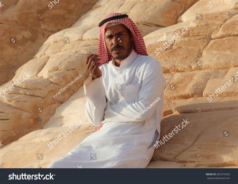 Bedouin Man Wearing Traditional Clothes Sitting库存照片687374593 Shutterstock