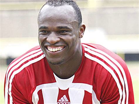 Dennis oliech, kenya soccer player. Ruto pledge to Harambee Stars finally gets to players - OneTisa