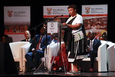She was born on june 19, 1955 and her birthplace is soweto, pimville. Talle meen matriekuitslae 'laat rooi ligte flikker ...