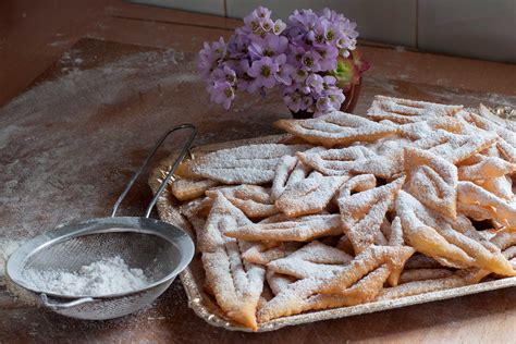Una variante più leggera le vuole cotte al forno, ma la ricetta originale le prevede fritte e croccanti. Dolci tipici di Carnevale: ricetta delle chiacchiere o ...