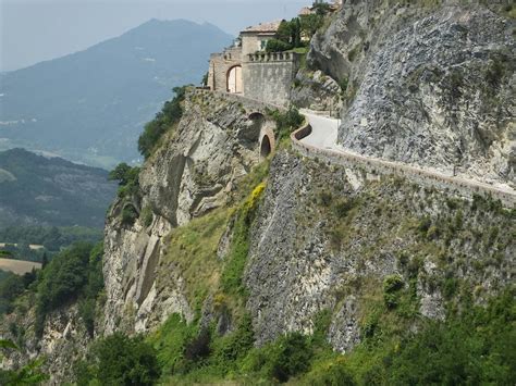 Borgo sanleo � un brand che rappresenta alcune tra le pi� importanti regioni vitivinicole italiane. Borgo di San Leo (RN)