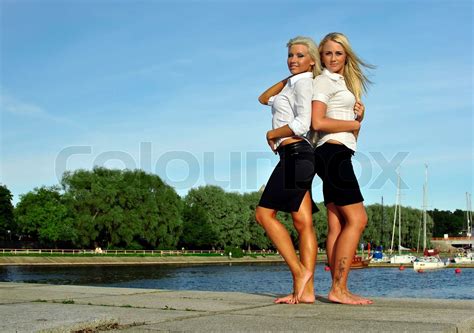 Zwei Barfuß Mädchen Am Ufer Des Flusses Stock Bild Colourbox