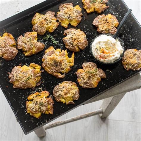 Super crispy crushed potatoes aus dem backofen mit parmesan thymian