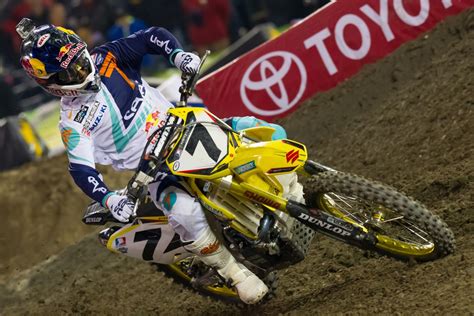 Dirt and mud fly as suzuki supercross rider james stewart comes out of a turn during a practice run. James Stewart spreekt over zijn carriere | Motorcross ...