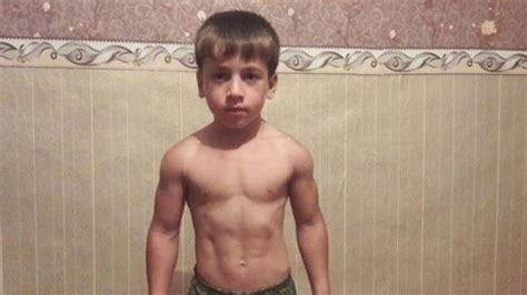 Пятилетний мальчик из Чечни установил рекорд по отжиманию видео
