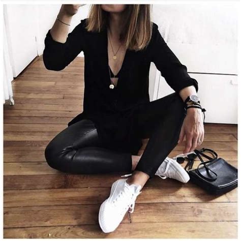 Che siano neri, burgundy, verde scuro o blu, se c'è un capo d'abbigliamento che non può mancare nel guardaroba di una fashionista, questo è il leggings di pe. Pin su Fashion