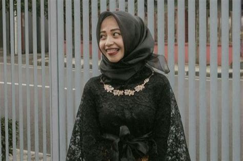 Terbuat dari rajutan, ini bisa menjadi pilihan jalan kaki yang sangat baik. Outfit Kondangan Warna Jilbab Untuk Baju Abu Abu - Hijab Korea