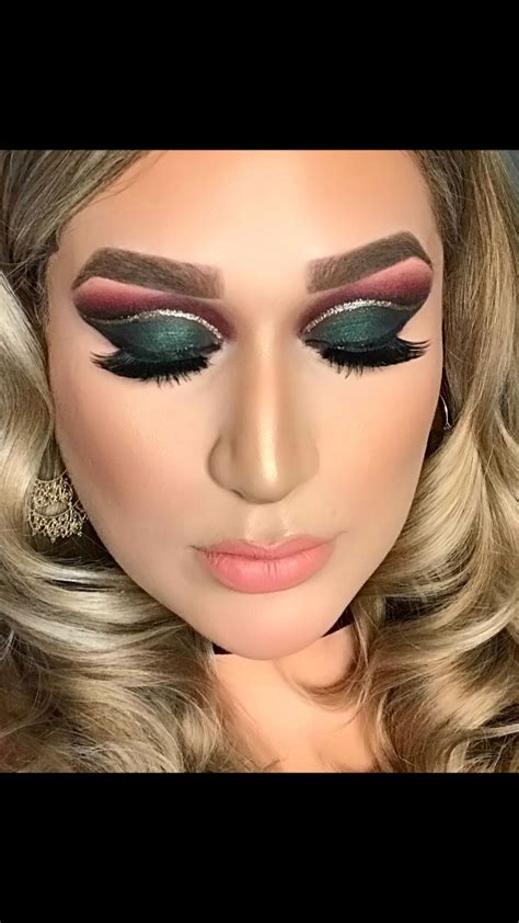 Christmas makeup look holiday makeup looks winter makeup makeup face charts amazing halloween makeup face paint makeup christmas face painting character makeup creative makeup looks. Christmas @r0xannedeleon | Makeup, Eye makeup, Eyeshadow looks