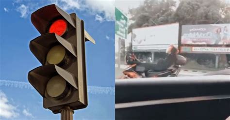 Sinyal elektrik adalah isyarat lampu seperti halnya lampu lalu lintas untuk mengatur jalan/ tidak jalannya kereta api. Pemuda baring atas motosikal kerana tunggu lampu isyarat ...