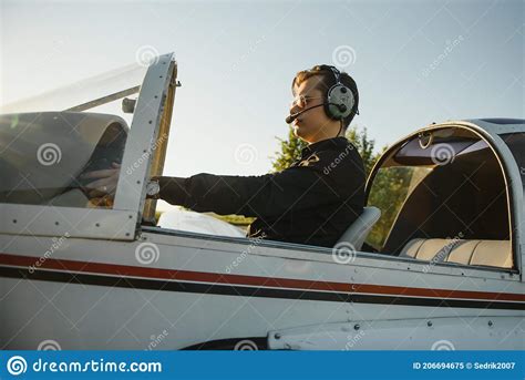 Jeune Femme Et Pilote Dans Le Cockpit Dun Avion Vue De Face Image Stock Image Du Aviation