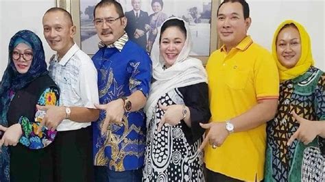 Kabar mengenai rujuk capres prabowo subianto dengan siti hediati hariyadi atau titiek soeharto semakin santer diberitakan berbagai media massa menjelang. Profil Singkat dari Anak-anak Soeharto yang Kompak Merapat ...