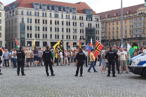 Die freunde von pegida aus zittau haben in abstimmung und der unterstützung von pegida dresden beschlossen, den ersten jahrestag am 1. Montags in Dresden Pegida und Gegendemo | News Photo ...