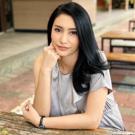Maybe you would like to learn more about one of these? Tyas Mirasih - Biodata, Profil, Fakta & Perjalanan Karir ...