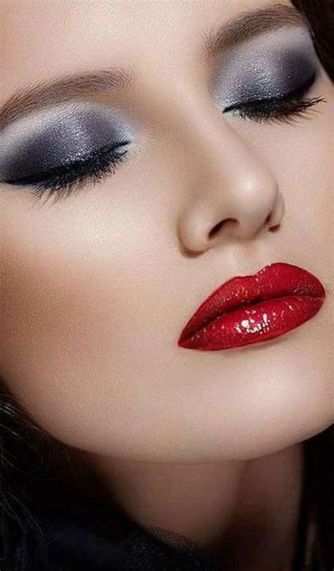 smokey eyes with red lips thats sensous and seductive hike n dip
