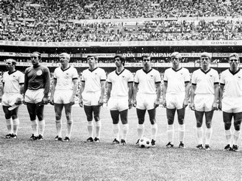 سؤال:لو منتخب البرازيل لكرة القدم 1982وهم شباب تقابلوا مع منتخب البرازيل 2002 من.الجيل الذي صنع تاريخ البرازيل اهداف و مراوغات الظاهرة سحر رونالدينو تسديدات. لتشجيع المنتخب البرازيلي 2010