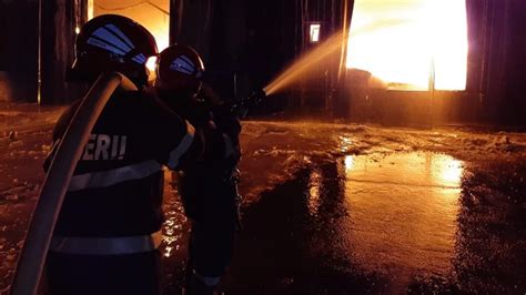 Incendiu violent la o fabrică de mobilă din Maramureș Pompierii s au luptat ore cu flăcările