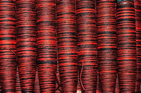 Lenzuola rosse e nere : Bobine Rosse E Nere Del Telaio Per Tessitura Fotografia Stock - Immagine di colore, multicolored ...
