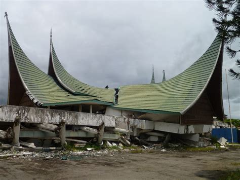 Mitigasi adalah upaya untuk mengurangi risiko menjadi korban dari gempa atau bencana. Tugas Sekolah Bencana Alam di Indonesia - Tugas Sekolah