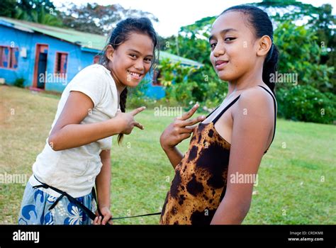 Girls On Atiu Cook Islands Stock Photo Alamy