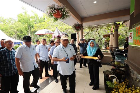Status kerajaan tempatan bertaraf bandar raya dianugerahkan oleh; Perbadanan Putrajaya Sasar 100 PeratusTandas Awam ...