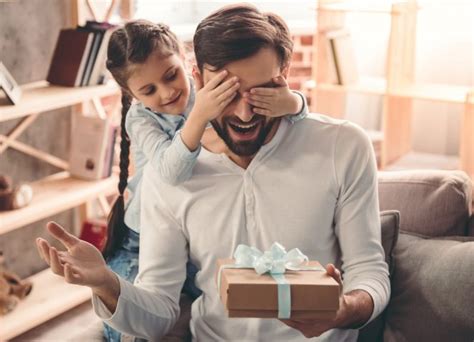 Ini 8 contoh hadiah seru yang akan membuat sang penerima gembira. Ide Acara Tukar Kado Rp 50 Ribuan dengan 9 Barang Unik dan Tidak Murahan