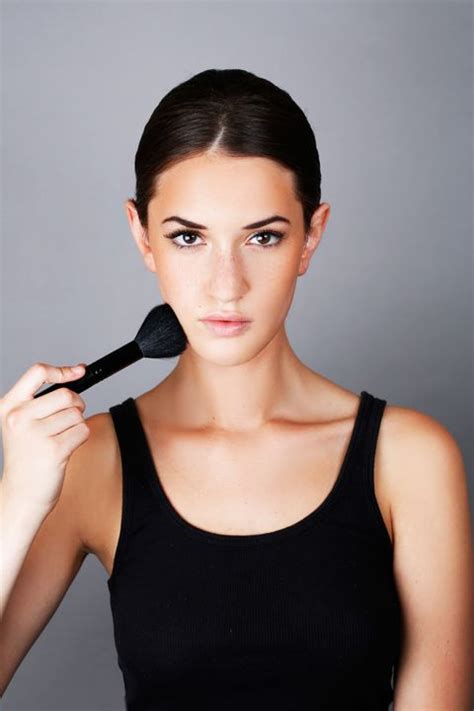 Look for a bronzer with multiple shades. How to Apply Bronzer and Contour Your Nose, Cheeks, and Jaw