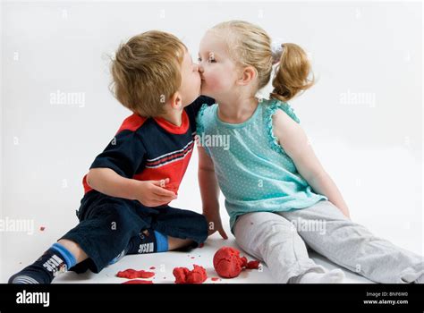 portrait de deux enfants garçon et fille baiser premier amour meilleurs amis isolated on white