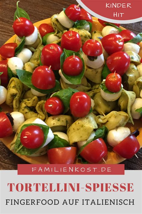 Fingerfood auf italienisch Tortellini mit Tomate Mozzarella
