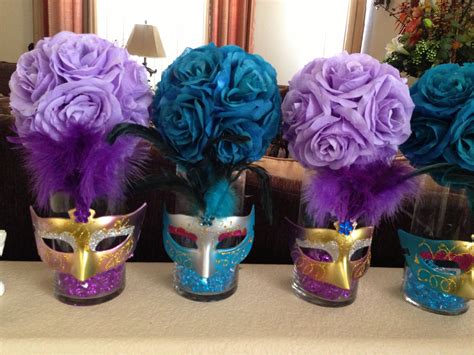 Having alternating tall and short center pieces makes the room look