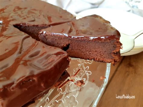 Soffice, golosa e ottima da proporre anche nelle occasioni speciali: Torta morbida al cioccolato ricetta con e senza bimby ...