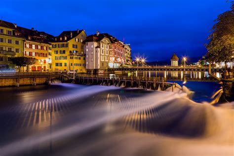 Thanks to its attractions, its attractive shopping offer, the beautiful lakeside setting and the nearby excursion mountains of the rigi, pilatus and stanserhorn, the town is a destination for many travel groups and individuals on their journey through central switzerland. Nadelwehr in Luzern zur blaue Stunde Foto & Bild | luzern ...