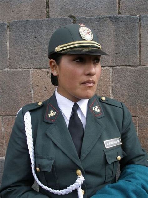 La Mujer Policía Y Sus Accesorios Piedad Maya Protocolo