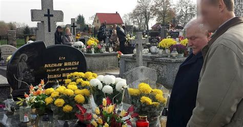 Polski polityk i działacz związkowy, przywódca solidarności, laureat pokojowej nagrody nobla Prezydent Lech Wałęsa na grobie rodziców