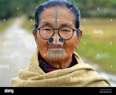 Ältere Indische Apatani Tribal Frau Mit Schwarzem Holz Nase Stopfen Yaping Hullo Und